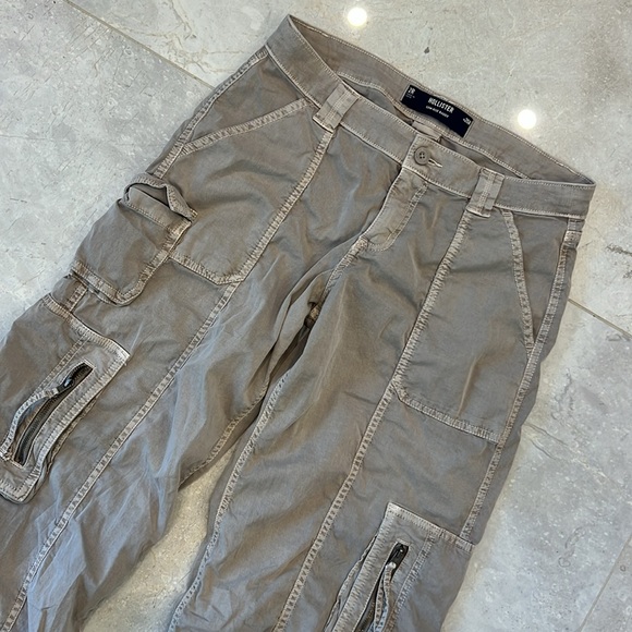 Hollister Low-Rise Baggy Zipper Pocket Cargo Pants - Size w26Regular (length) - Picture 7 of 9